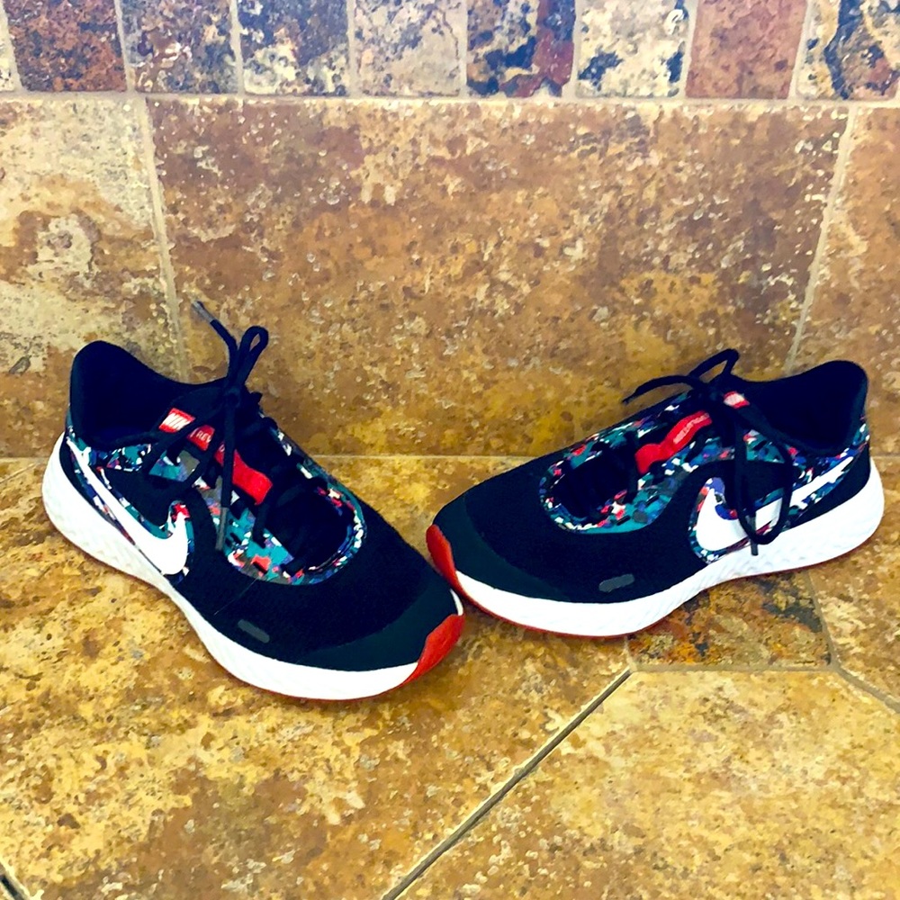 NIKE REVOLUTION KIDS SNEAKER SIZE 4Y
